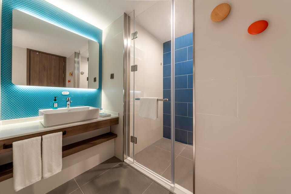 Shower, rainfall showerhead, free toiletries, hair dryer