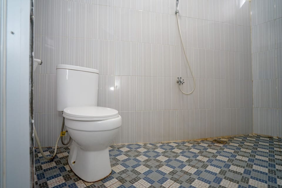 Basic Single Room | Bathroom | Shower, towels