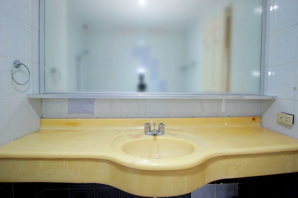 Standard Suite | Bathroom | Shower, towels