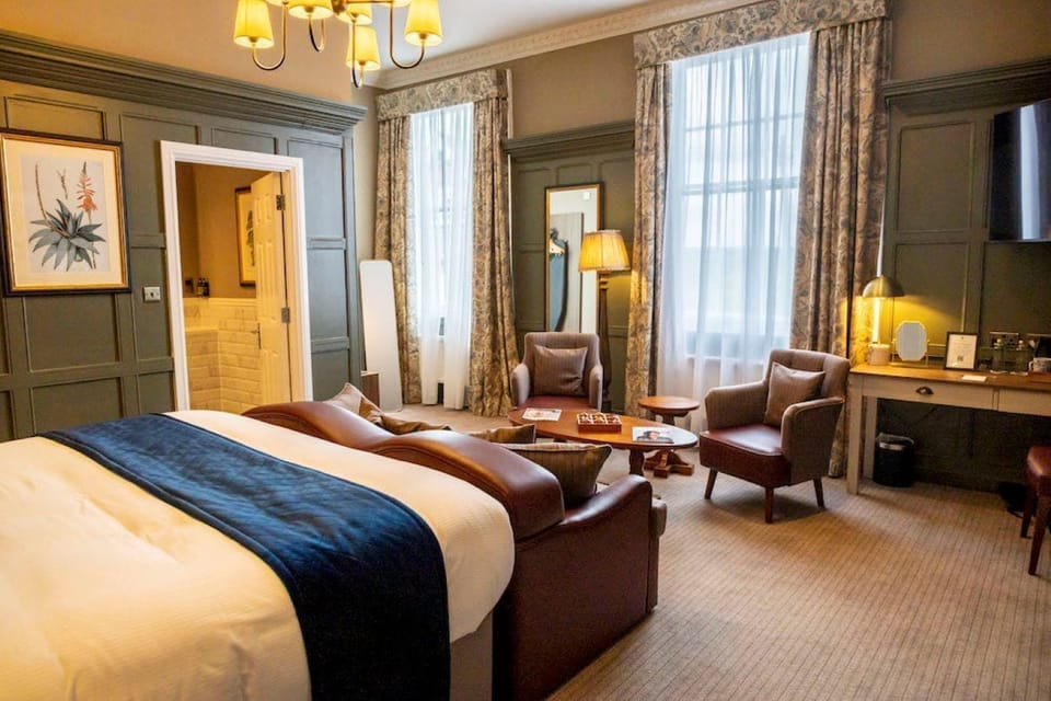 Junior Suite | Egyptian cotton sheets, premium bedding, desk, laptop workspace
