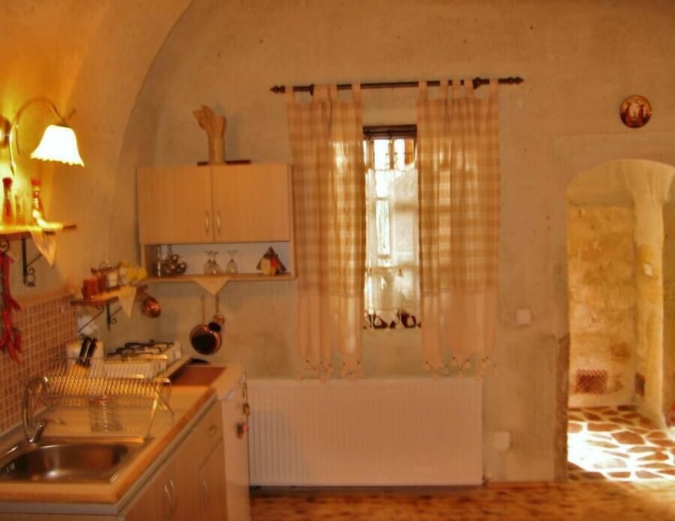 Deluxe Double Room | Private kitchenette | Fridge, electric kettle, cookware/dishes/utensils