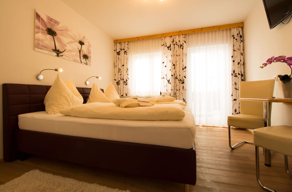 Comfort Double Room, Private Bathroom | Premium bedding, individually decorated, individually furnished, desk