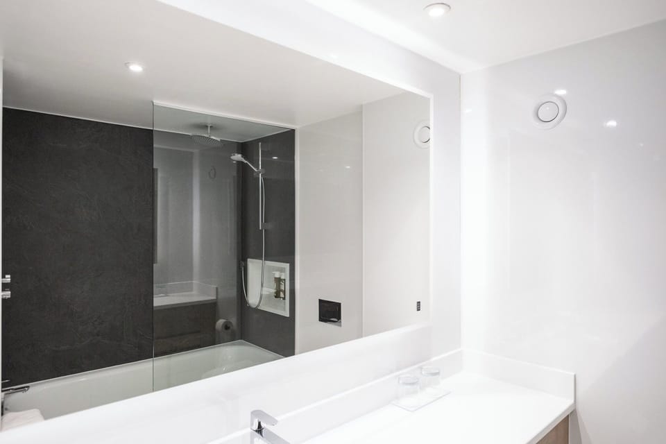 Junior Suite, 1 King Bed with Sofa bed (Super King, Quay View) | Bathroom | Combined shower/tub, free toiletries, towels