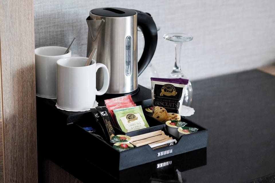 Deluxe Suite, 1 King Bed, Balcony (Super King, Quay View) | Coffee and/or coffee maker