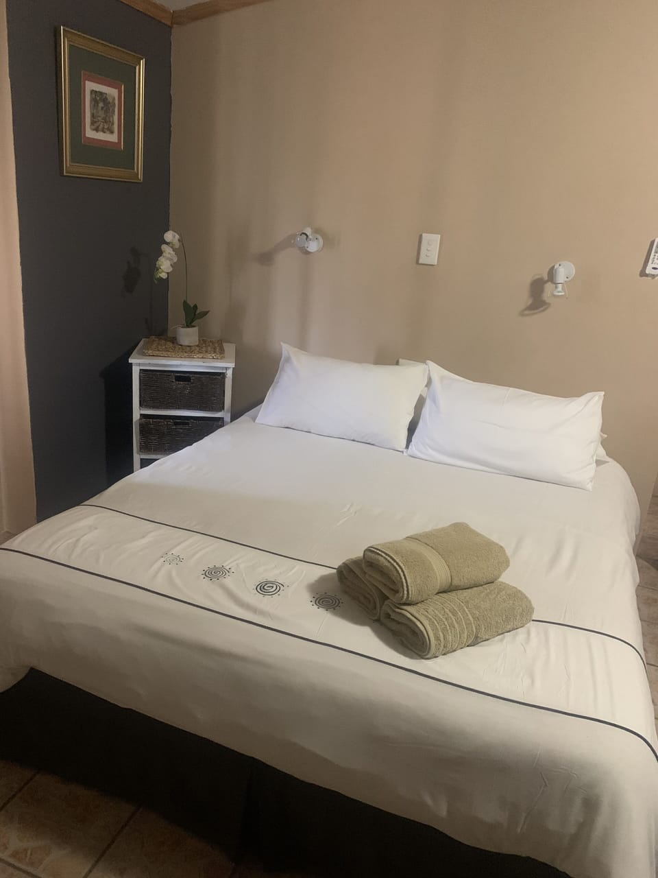 Family Room (Brown) | Desk, iron/ironing board (on request), WiFi (free), bed sheets