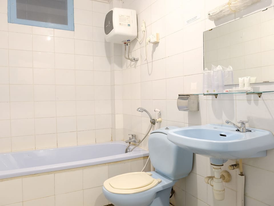Super Suite | Bathroom | Free toiletries, hair dryer (on request), bidet, towels