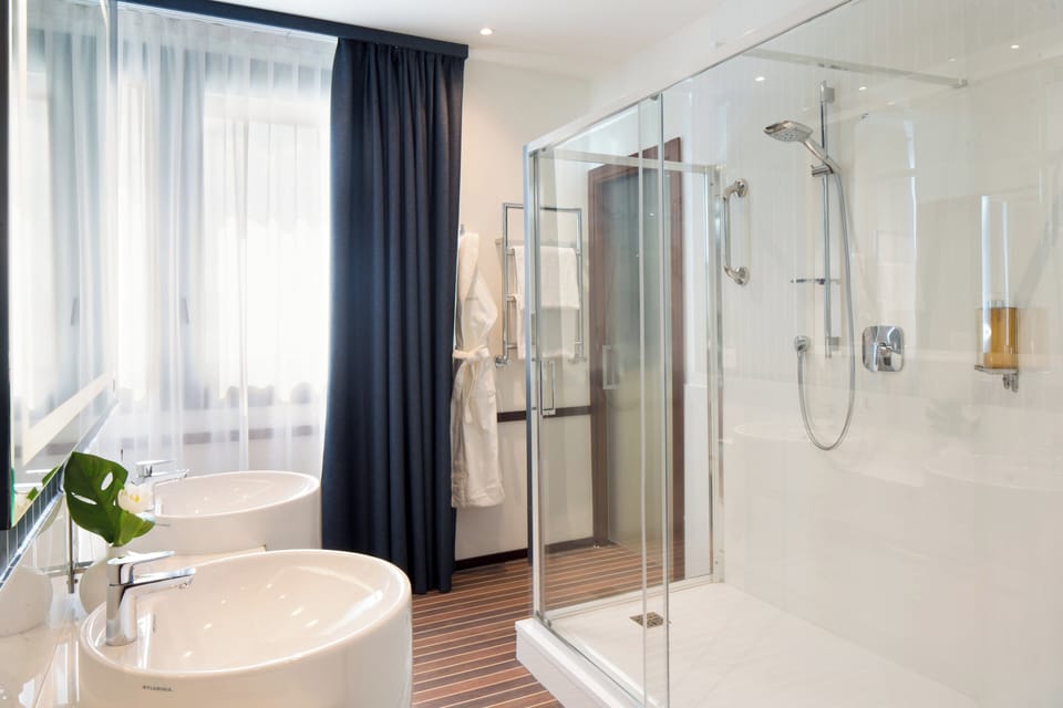 Junior Suite | Minibar, in-room safe, desk, blackout drapes