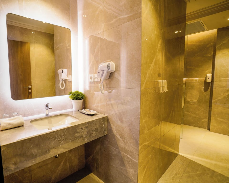 Shower, rainfall showerhead, free toiletries, hair dryer