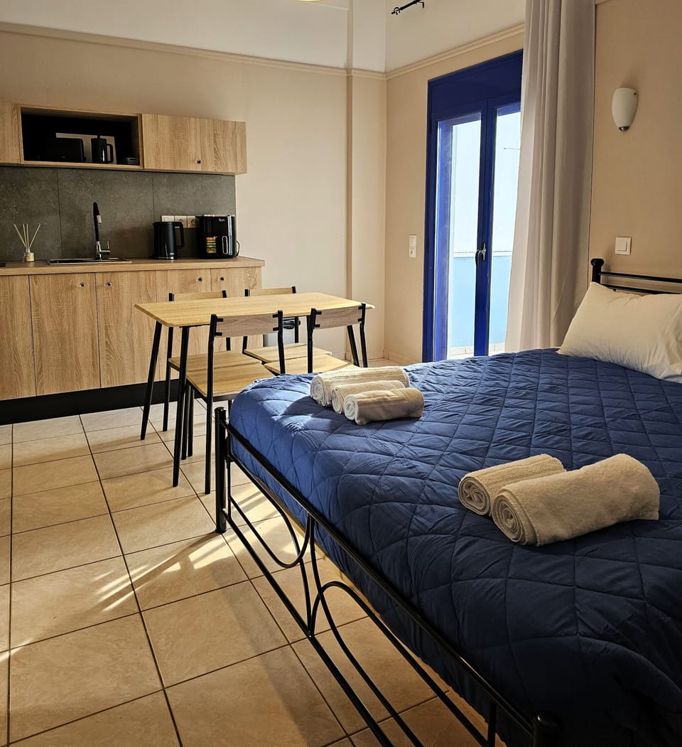 One Bedroom Apartment for 5 | Blackout drapes, WiFi (free), bed sheets