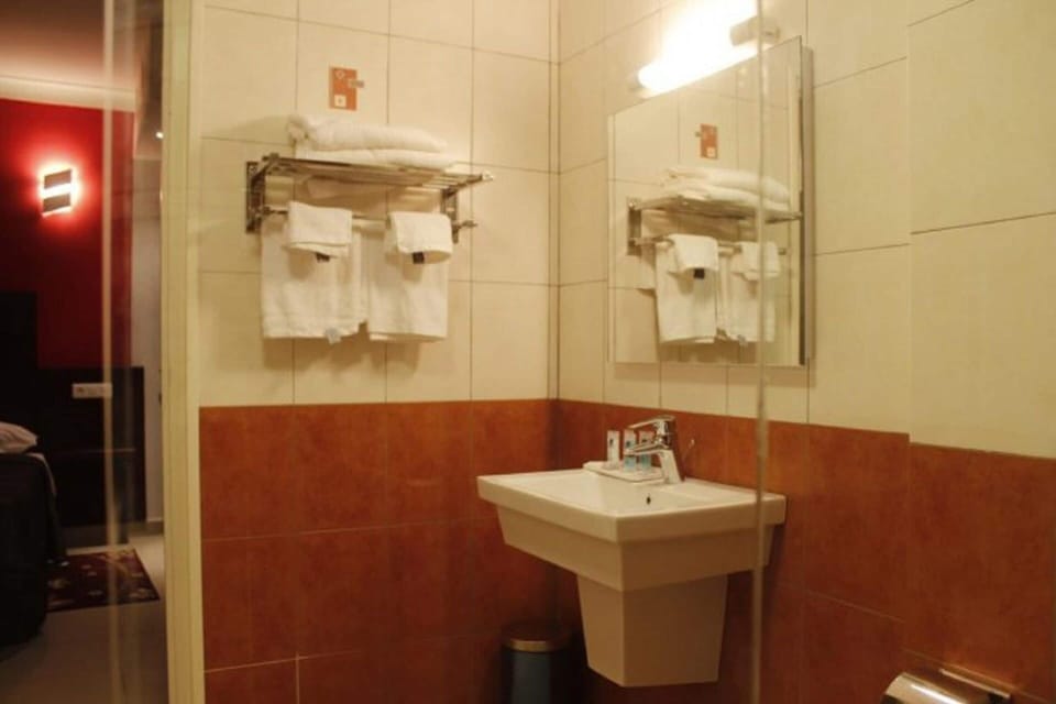 Shower, rainfall showerhead, free toiletries, towels