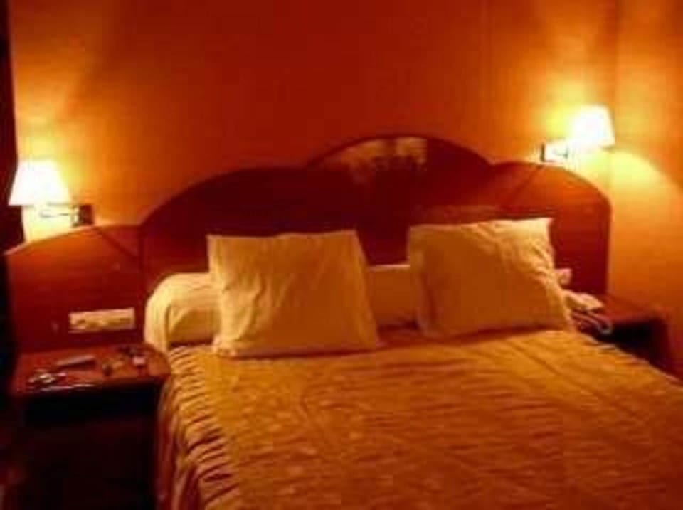 Double Room | In-room safe, desk, laptop workspace, blackout drapes