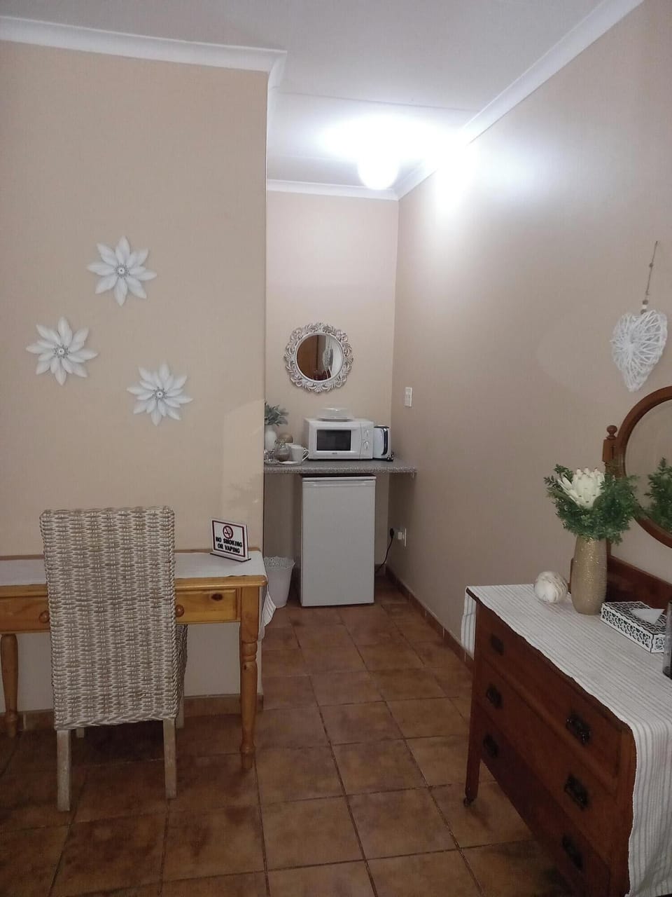 Classic Room, 1 Queen Bed, Private Bathroom | Premium bedding, down comforters, desk, laptop workspace