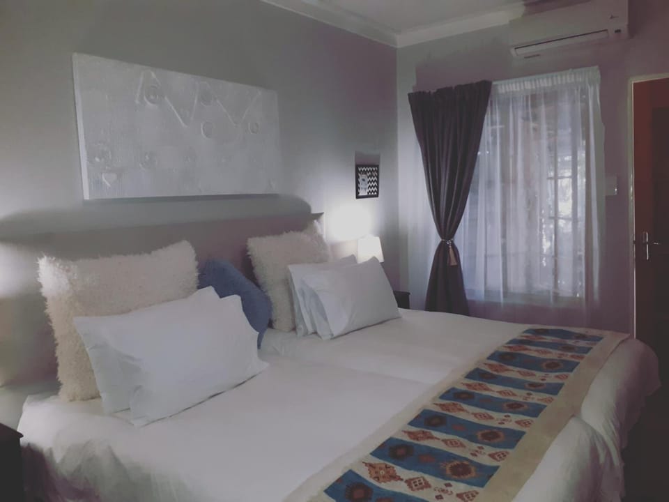 Minibar, blackout drapes, iron/ironing board, WiFi (free)