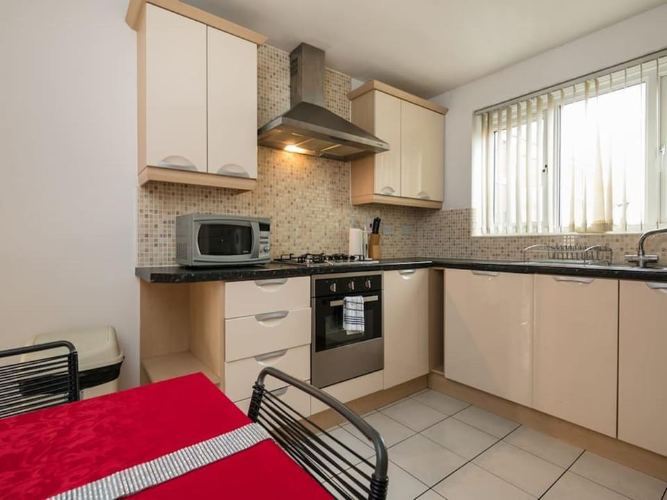 Business House | Private kitchen | Full-size fridge, microwave, oven, stovetop