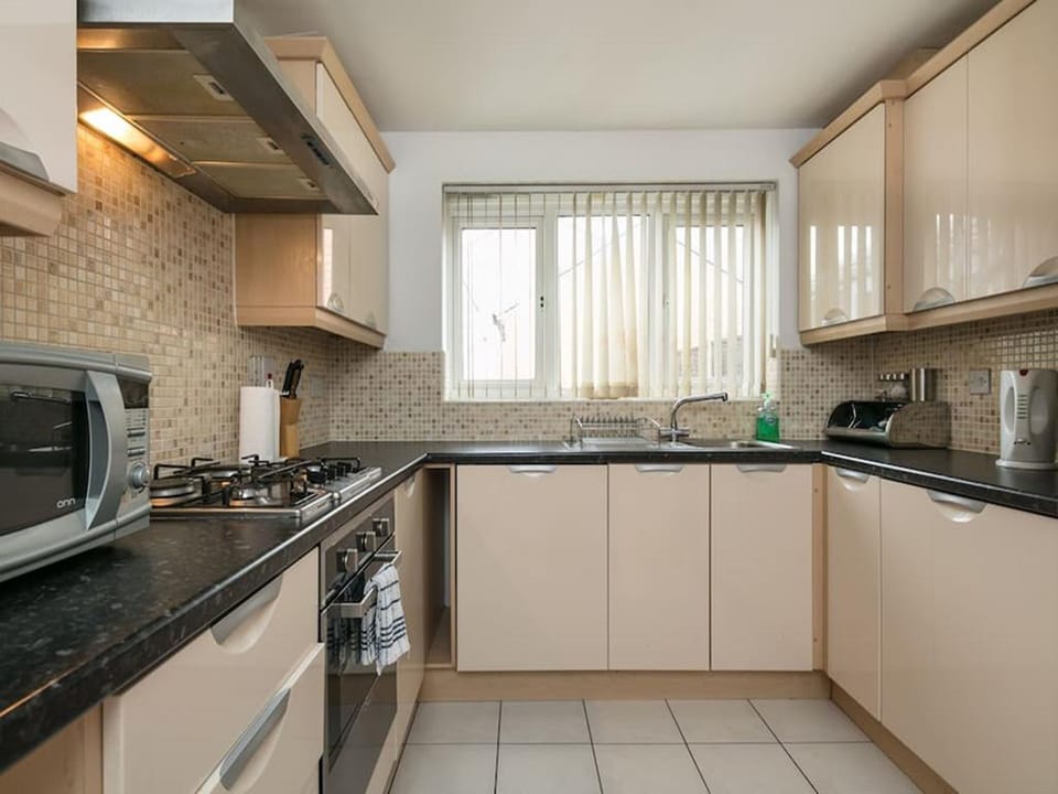 Business House | Private kitchen | Full-size fridge, microwave, oven, stovetop