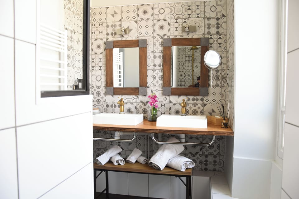 Deluxe Suite, Courtyard View | Bathroom | Shower, eco-friendly toiletries