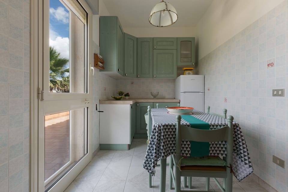 Full-size fridge, oven, stovetop, cookware/dishes/utensils
