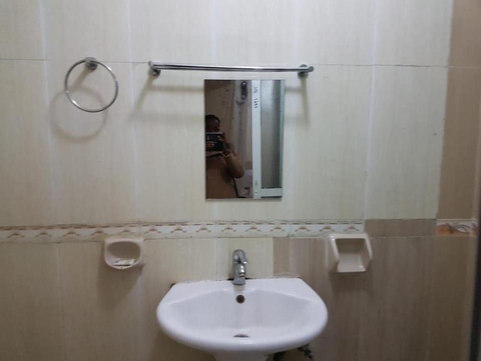 Shower, rainfall showerhead, free toiletries, slippers