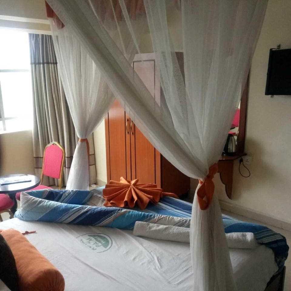Double Room | Desk, iron/ironing board, free WiFi, bed sheets