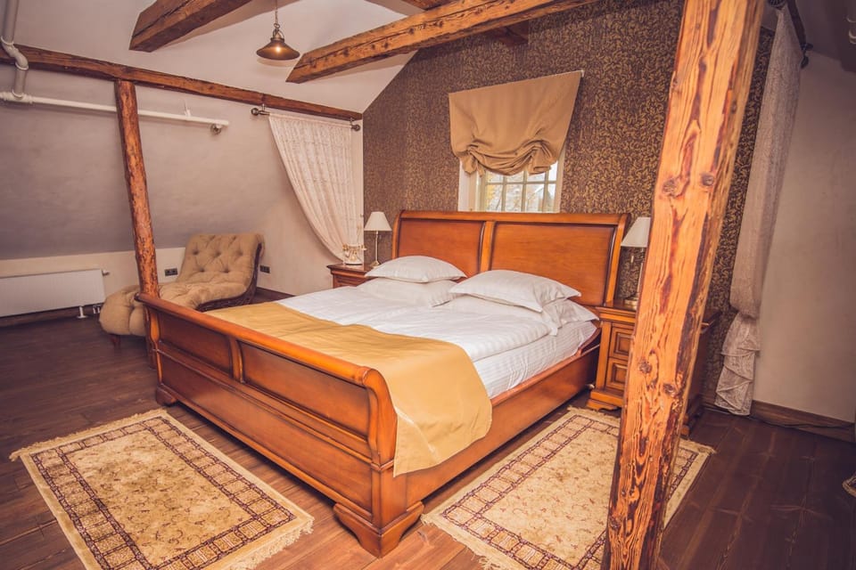 Pillowtop beds, in-room safe, desk, free WiFi