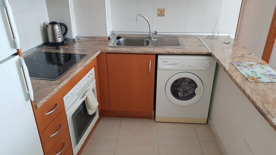 Full-size fridge, microwave, oven, stovetop
