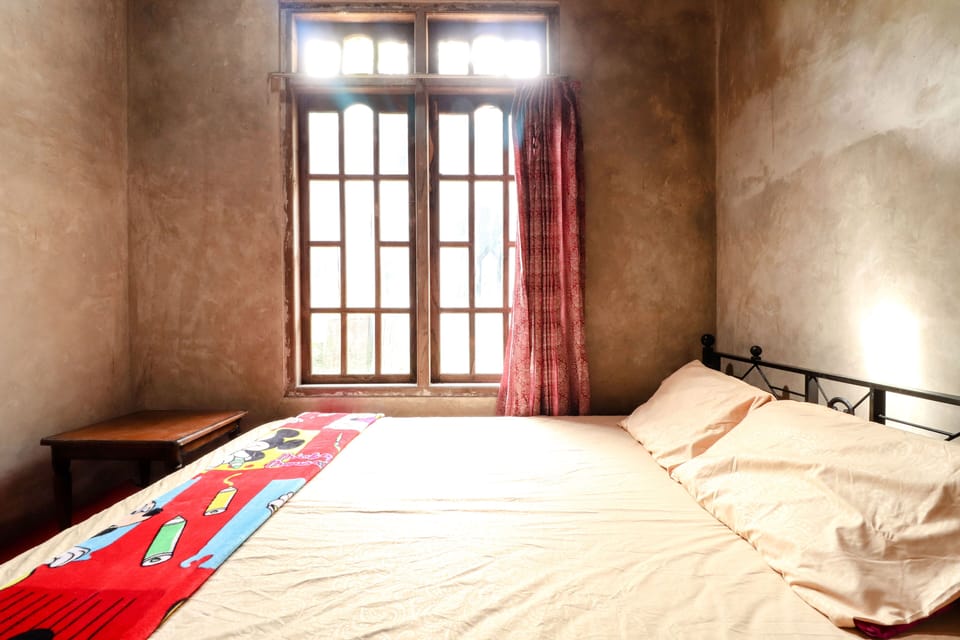 Desk, bed sheets