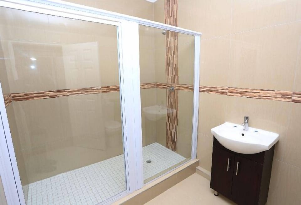 Shower, rainfall showerhead, free toiletries, towels