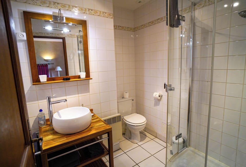 Superior Room (Château de La Mothe) | Bathroom | Eco-friendly toiletries, hair dryer, towels, soap