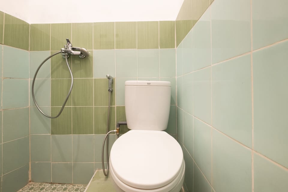 Standard Double Room | Bathroom | Shower, towels