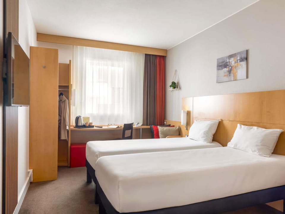 Twin Room, 2 Twin Beds | Hypo-allergenic bedding, desk, soundproofing, free WiFi