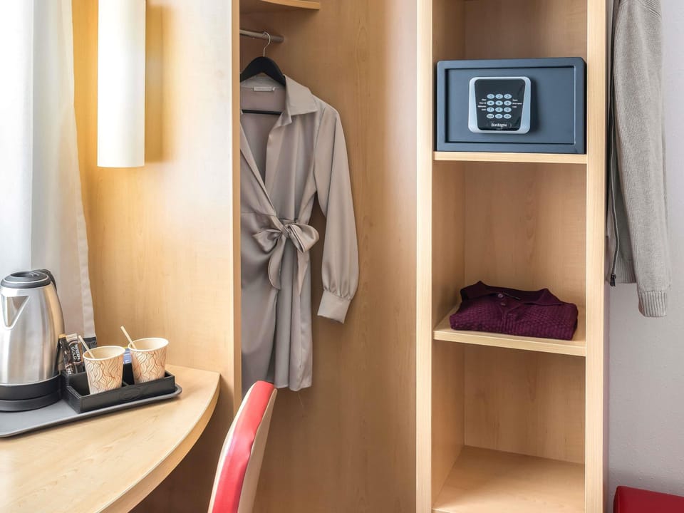 Hypo-allergenic bedding, desk, soundproofing, free WiFi