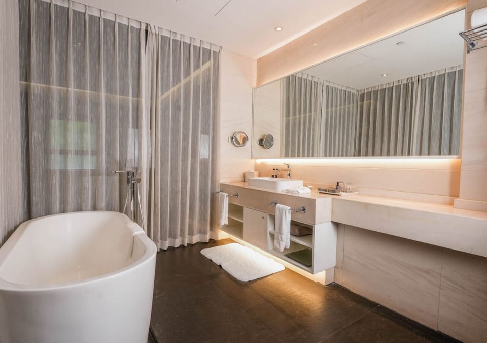 Family Studio Suite | Bathroom | Rainfall showerhead, slippers, towels