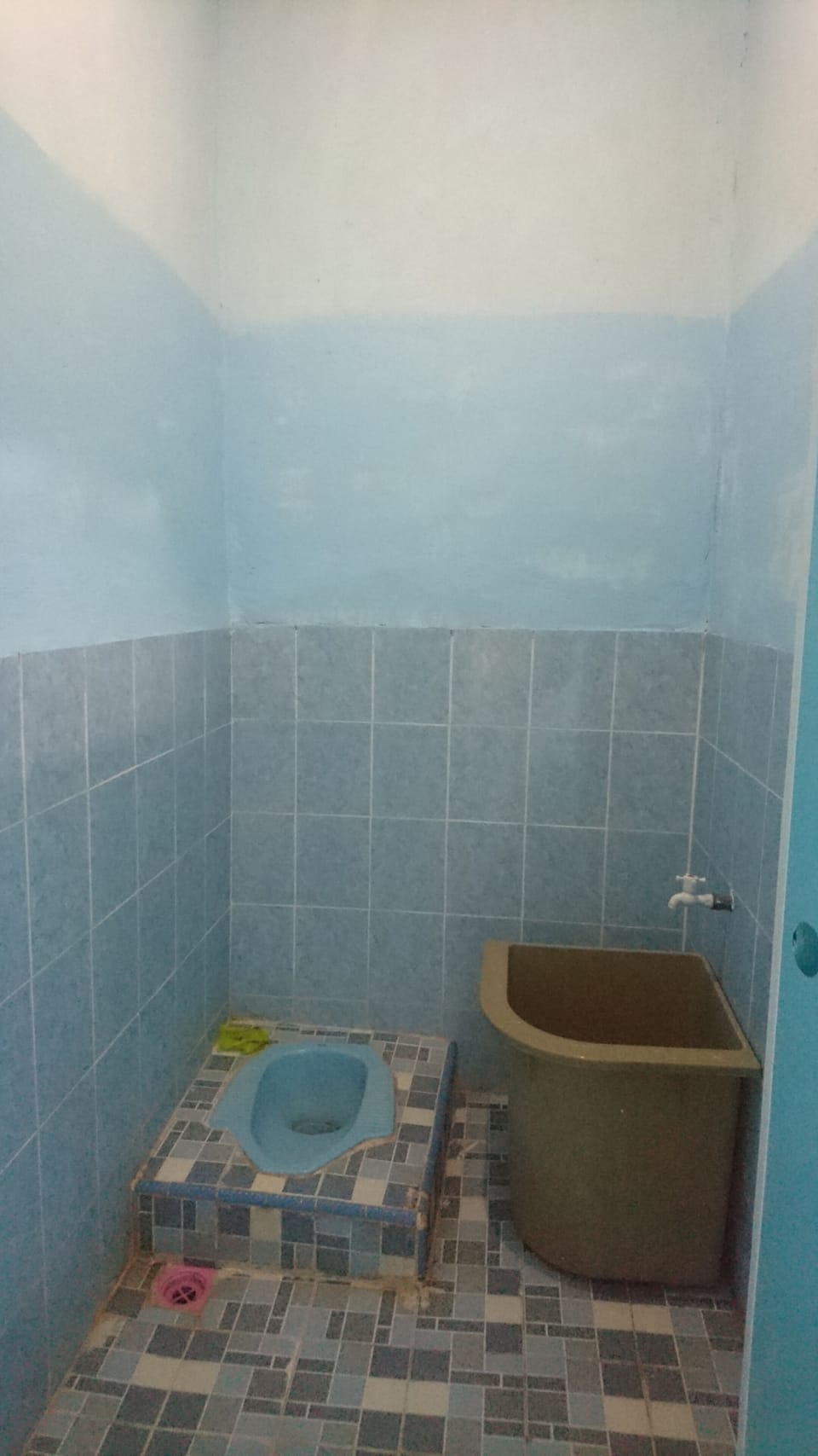 Shower, rainfall showerhead, free toiletries, towels