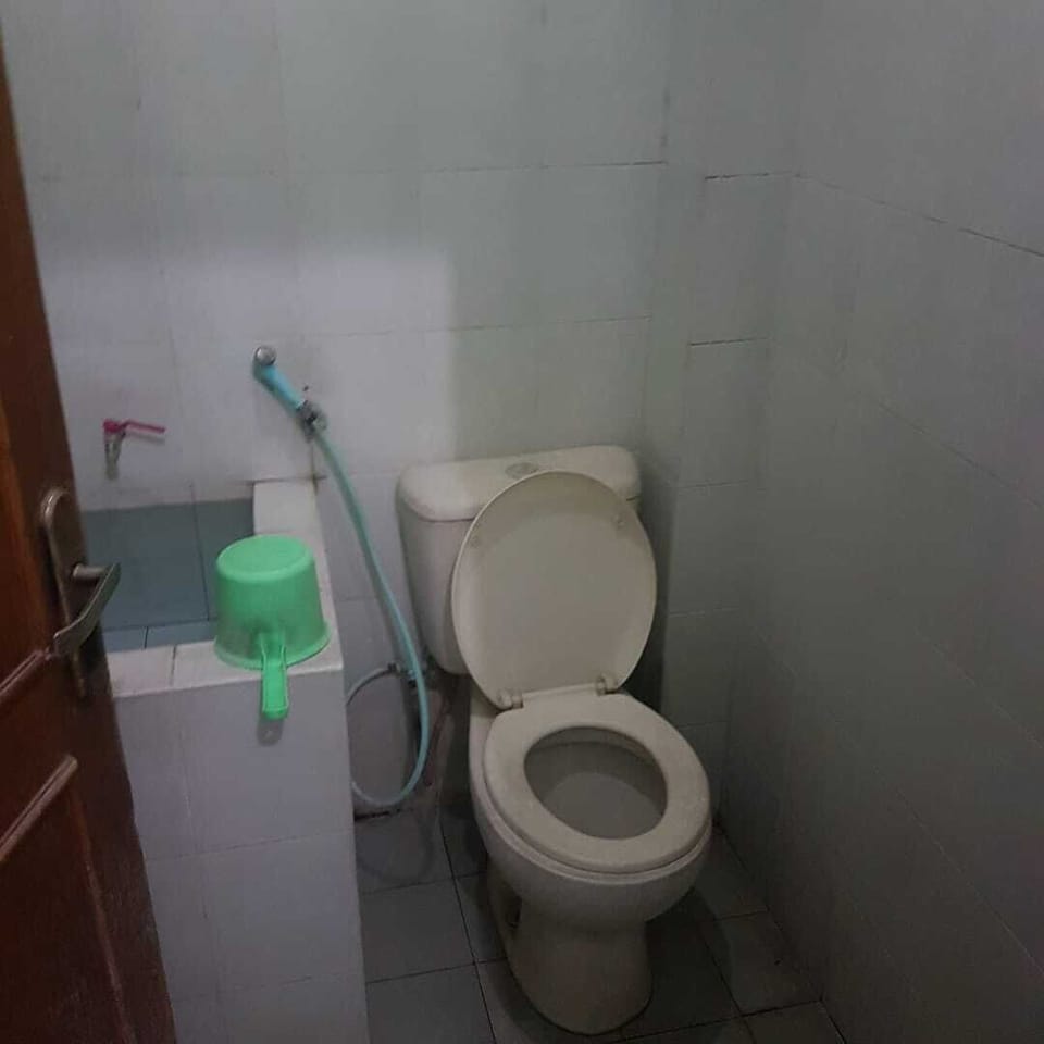 Shower, free toiletries, towels
