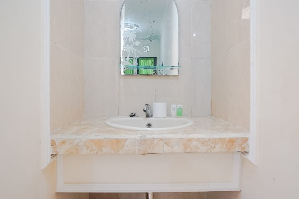 Twin Room | Bathroom | Shower, towels