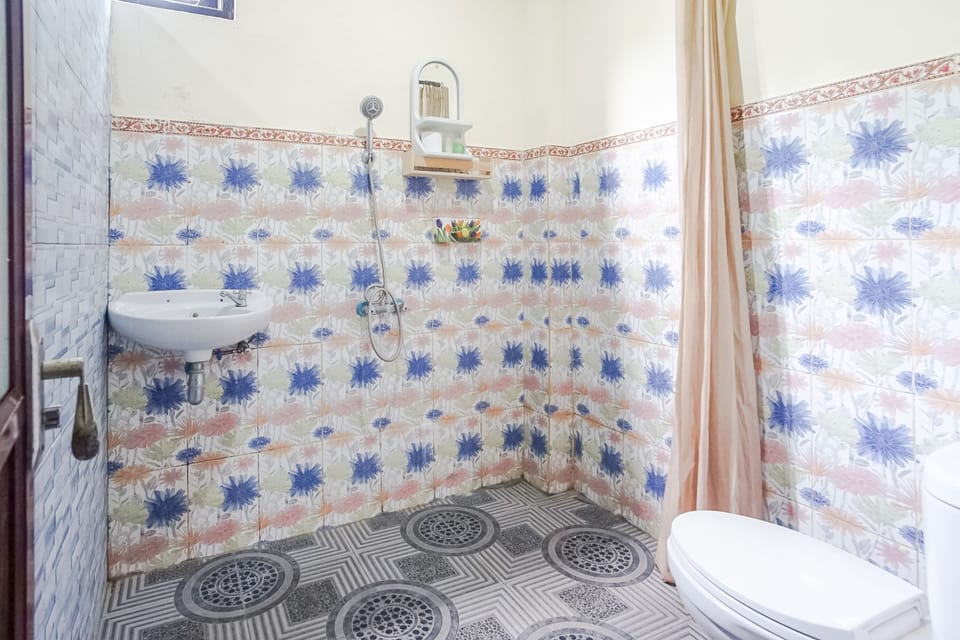 Shared Dormitory | Bathroom | Shower, towels
