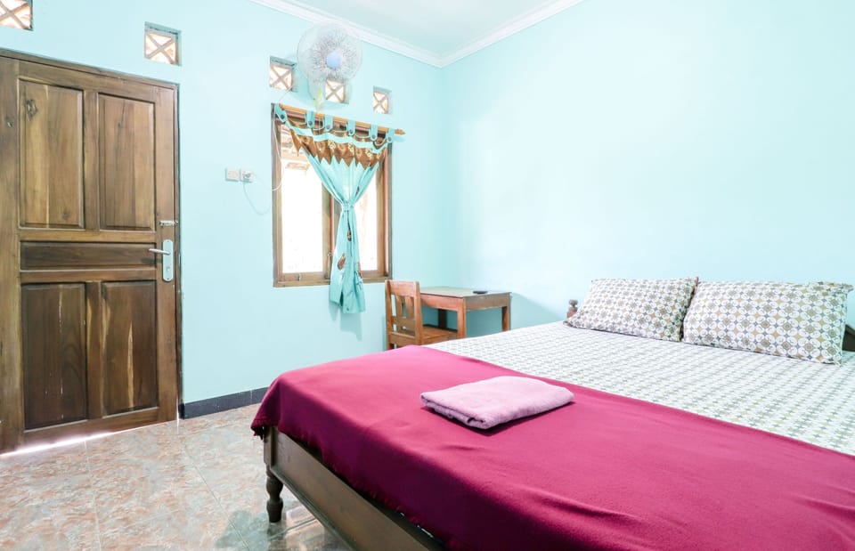 Standard Fan Room | Desk, bed sheets