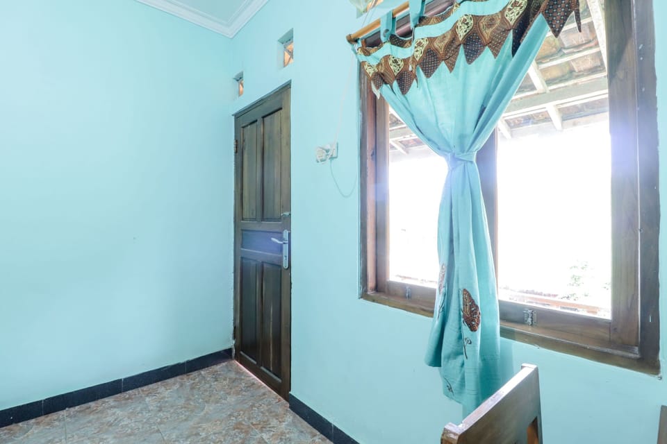 Standard Fan Room | Desk, bed sheets