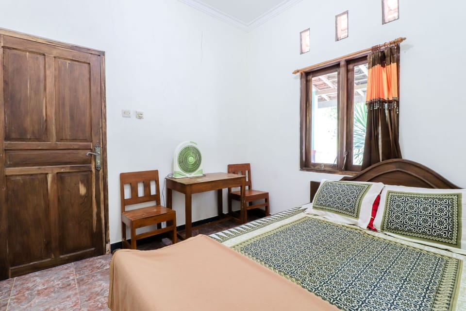 Bungalow | Desk, bed sheets