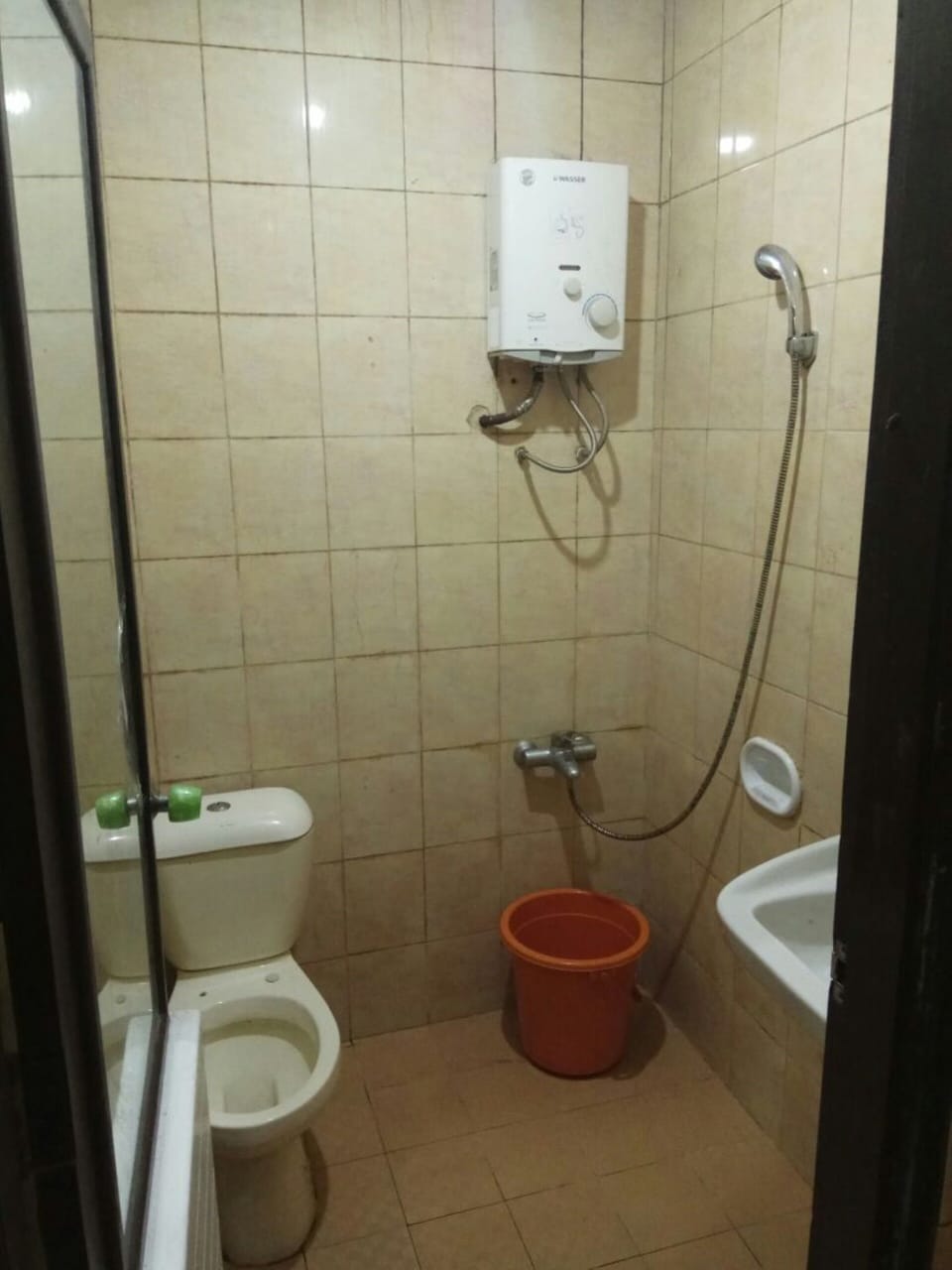 Shower, free toiletries, towels
