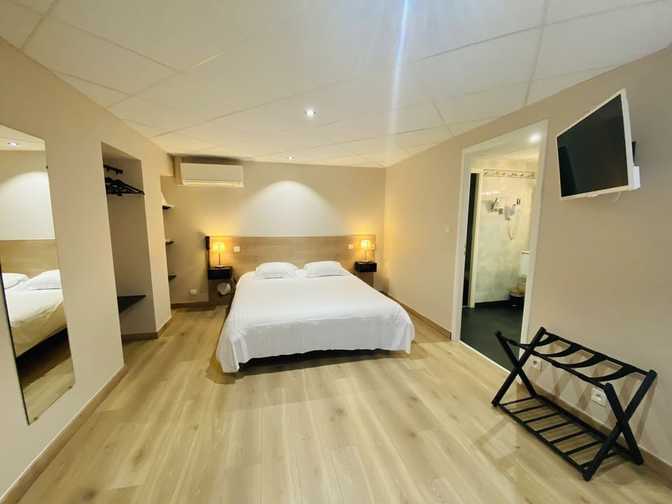 Comfort Double Room (Shower) | Premium bedding, iron/ironing board, free WiFi