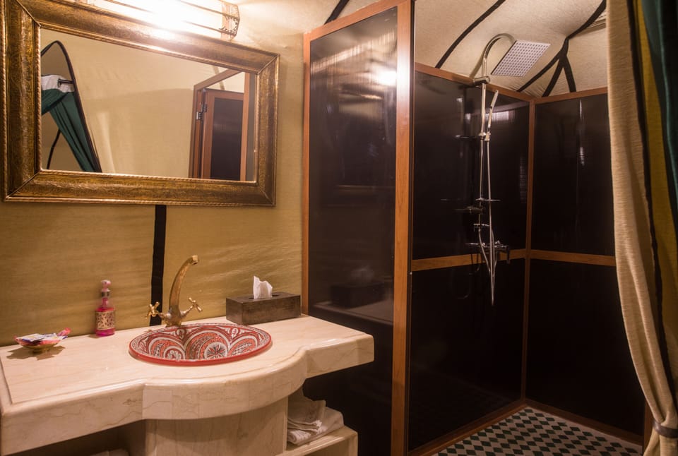 Shower, rainfall showerhead, free toiletries, towels