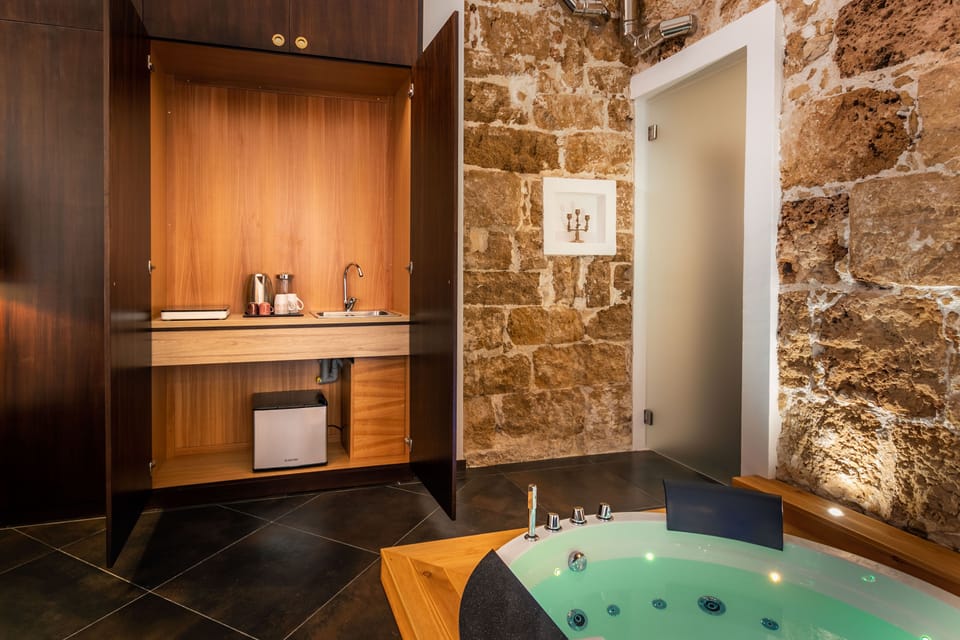 Luxury Studio Suite, Jetted Tub | Private kitchenette | Espresso maker, electric kettle, cookware/dishes/utensils