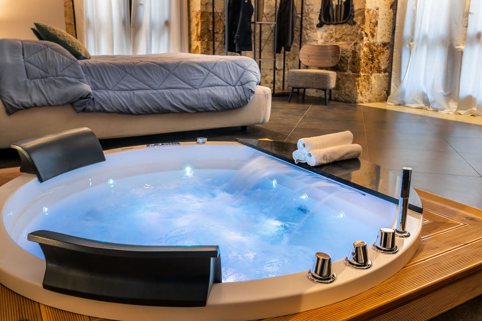 Luxury Studio Suite, Jetted Tub | Private spa tub