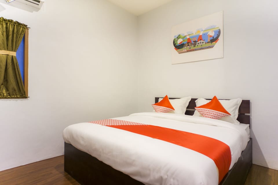 Deluxe Double Room | Desk, WiFi (free), bed sheets