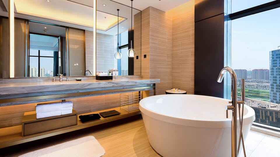 Executive Suite, 1 King Bed | Bathroom | Combined shower/tub, hydromassage showerhead, free toiletries