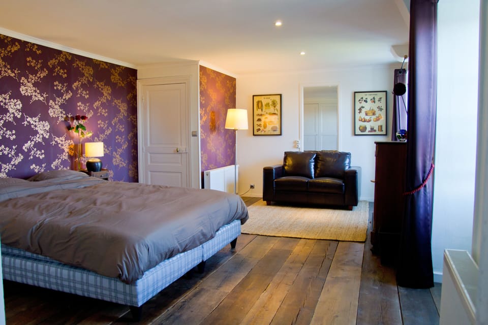 Junior Room (Ecrivain) | Frette Italian sheets, premium bedding, memory foam beds, in-room safe