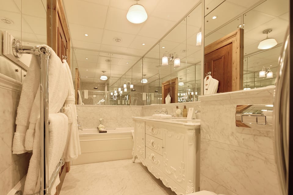 Presidential Suite | Bathroom | Shower, towels, toilet paper