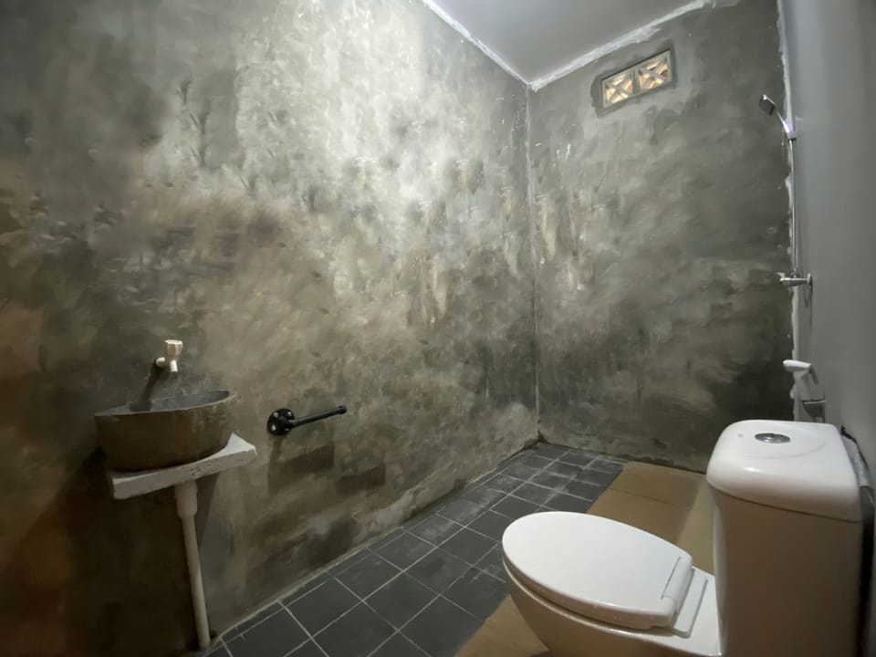 Economy Double Room | Bathroom | Shower, towels