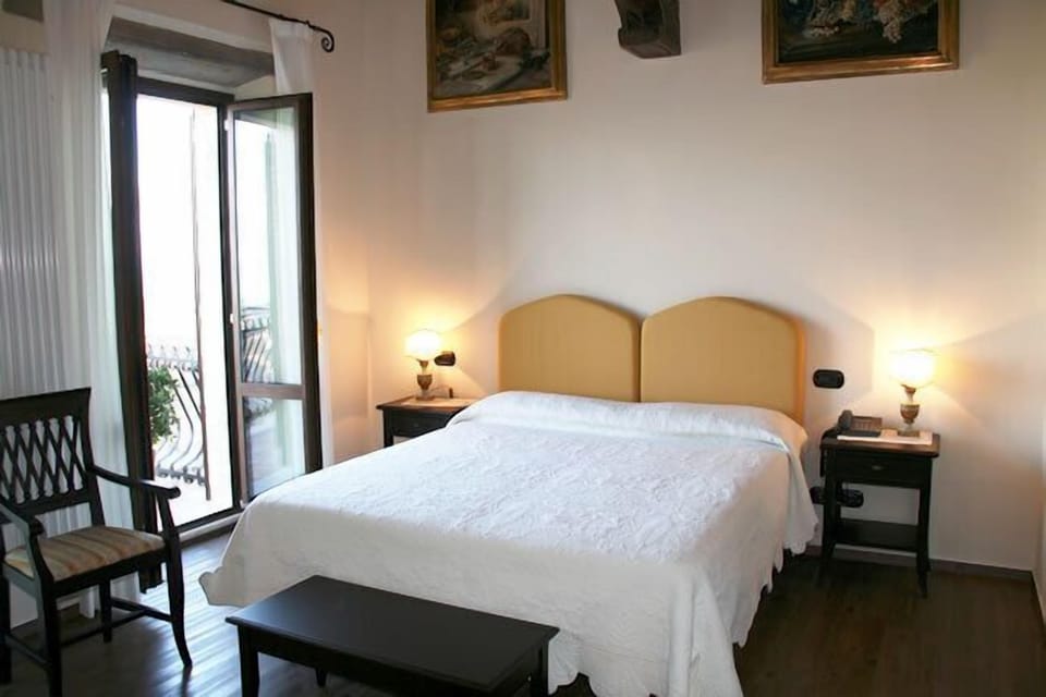 Junior Suite, Balcony | Premium bedding, minibar, in-room safe, desk